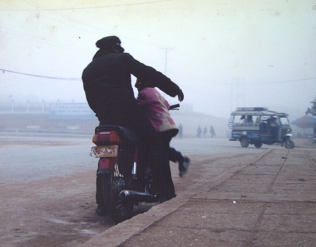 ພໍ່ລູກກຳລັງຂື້ນລົດຈັກ ຢູ່ເມືອງບໍເຕັນ