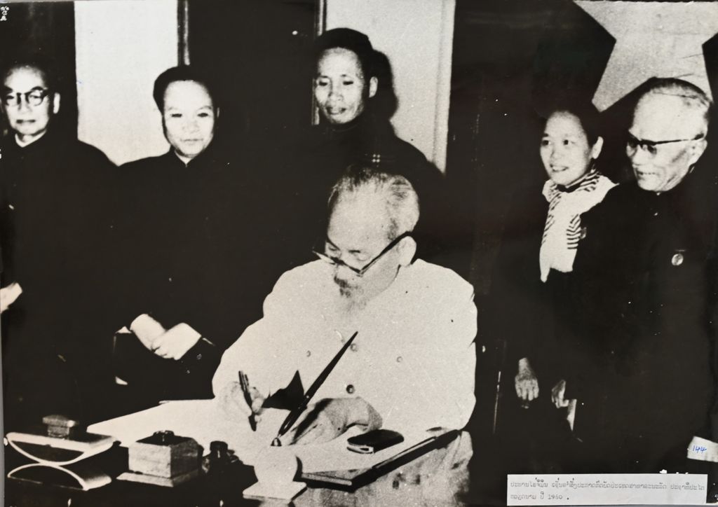 ປະທານ ໂຮຈິມິນ ເຊັນຄຳສັ່ງປິກາດກົດບັດປະເທດສາທາລະນະປະຊາທິປະໄຕຫວຽດນາມປີ 1960