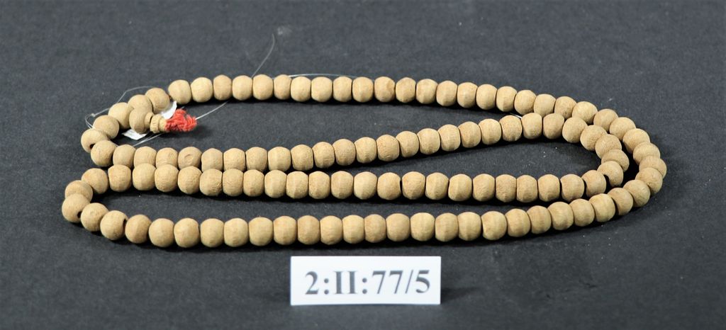 ສາຍຄໍໝາກຕຸ້ມ ເຮັດດ້ວຍຫວາຍ.