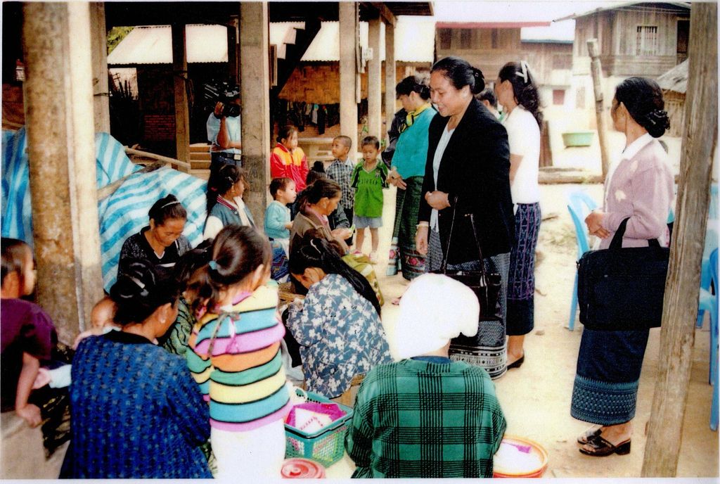 ສະ​ຫະ​ພັນ​ແມ່​ຍິງ​ລົງ​ຢ້ຽມ​ຢາມ​ປະ​ຊາ​ຊົນ