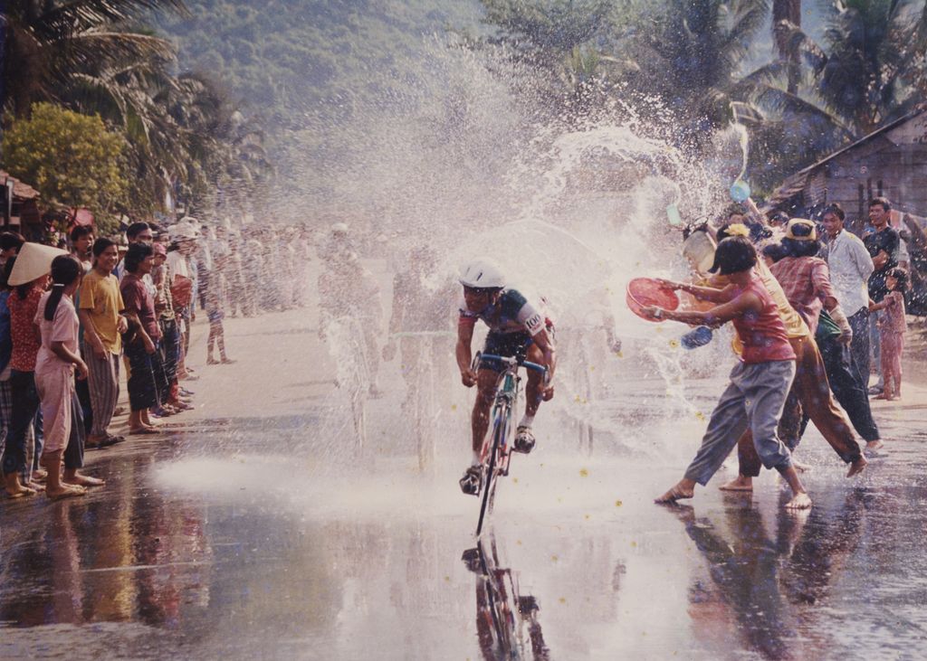 ກິ​ລາ​ປັ່ນ​ລົດ​ຖີບ​ຖືກ​ຫົດ​ນ້ຳ