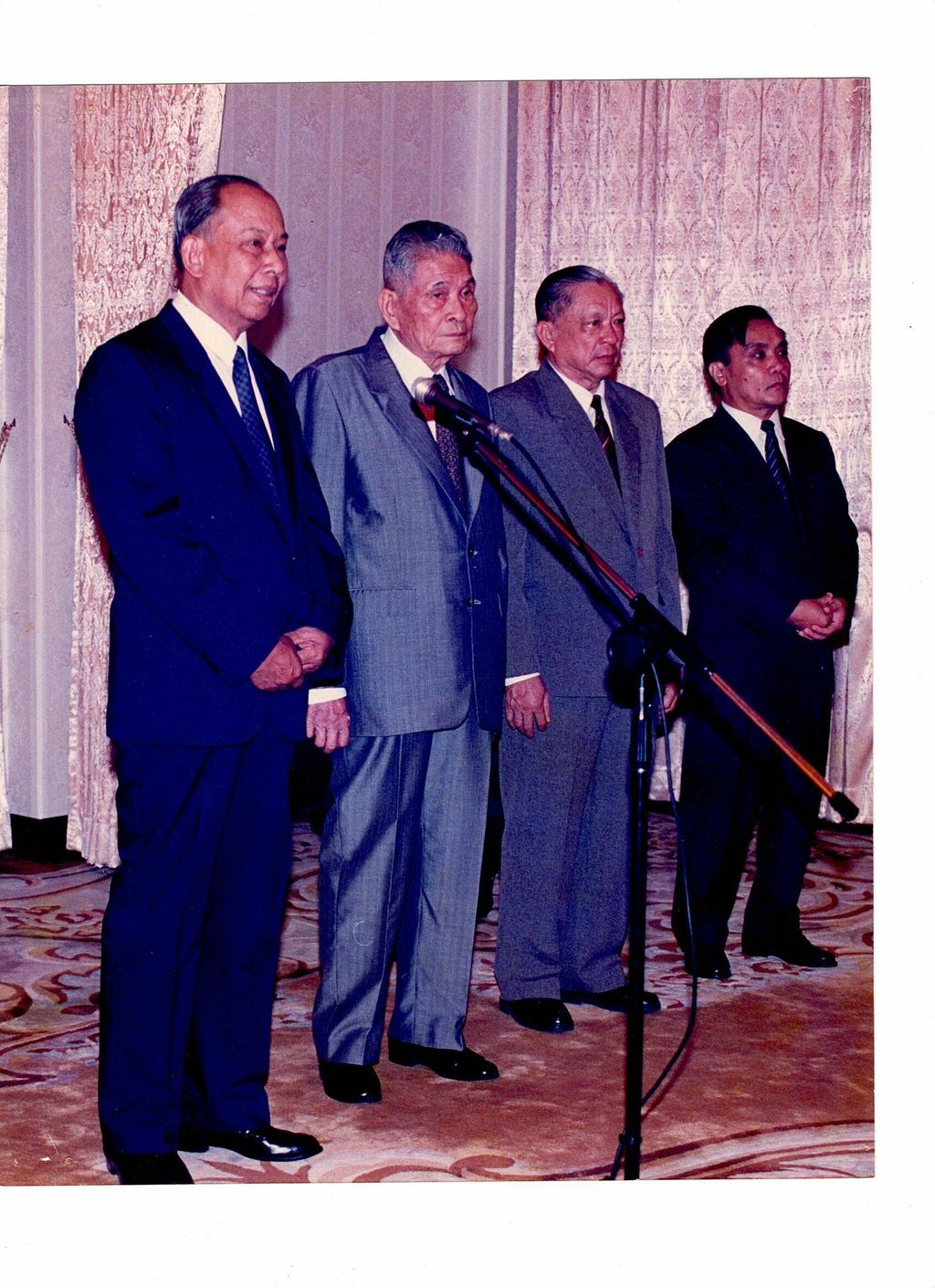 ທ່ານ ຄຳ​ໄຕ ສີ​ພັນ​ດອນ ພ້ອມ​ຄະ​ນະ​ຖ່າຍ​ຮູບ​ຮ່ວມ​ກັນ