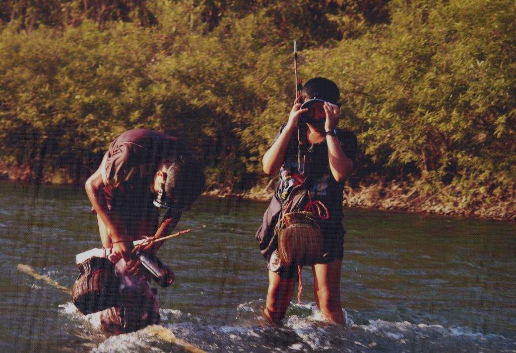 ເດັກ​ຊາຍ​ຫາ​ປາ