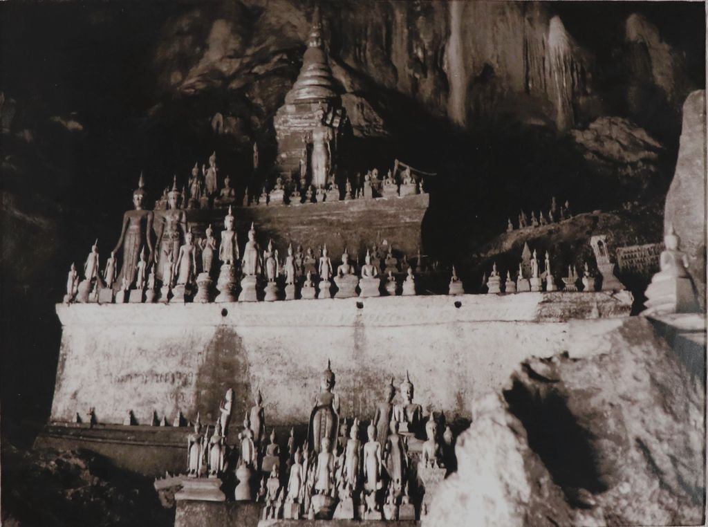 ຮູບພາບຂາວດໍາ ພະພຸດທະຮູບໃນຖໍາຕິ່ງ ປີ 1949