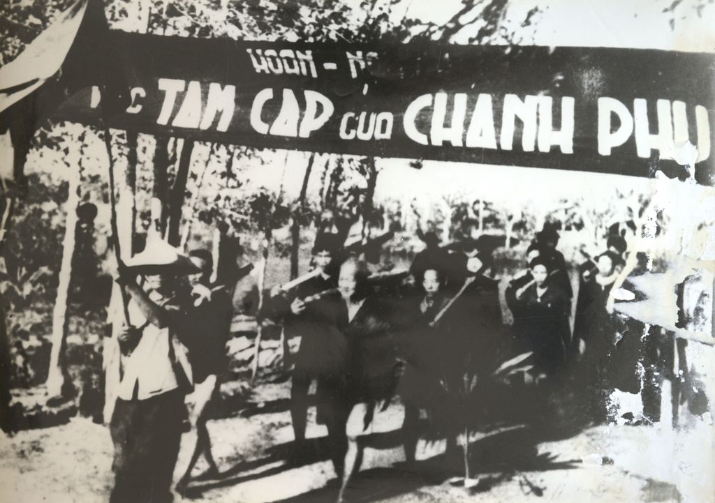 ປະ​ຊາ​ຊົນ​ຫວຽດ​ນາມ​ໂຮມ​ຊຸ​ມ​ນຸມ​ມິດ​ຕິງ