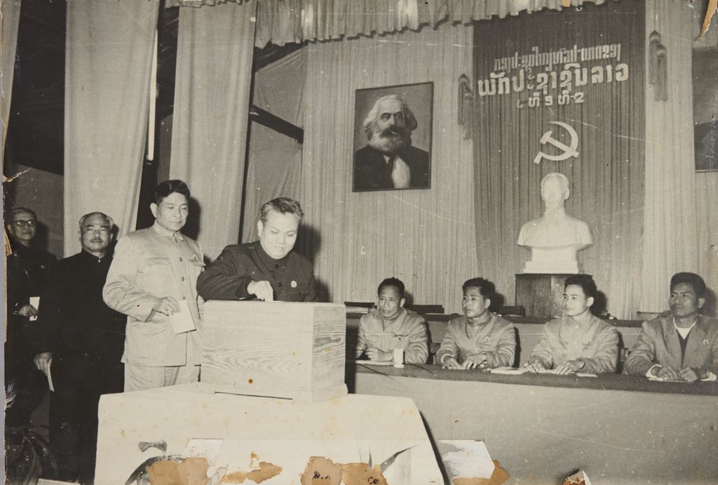 ທ່ານ ໄກສອນ ພົມວິຫານ ພ້ອມດ້ວຍຄະນະປ່ອນບັດເລືອກຕັ້ງ