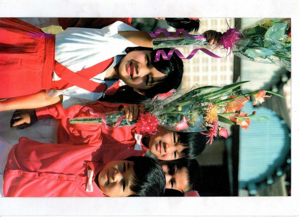 ອະ​ນຸ​ຊົນ​ນ້ອງ​ນ້ອຍ​​ນັກ​ຮຽນຕ້ອນ​ຮັບ​ແຂກ