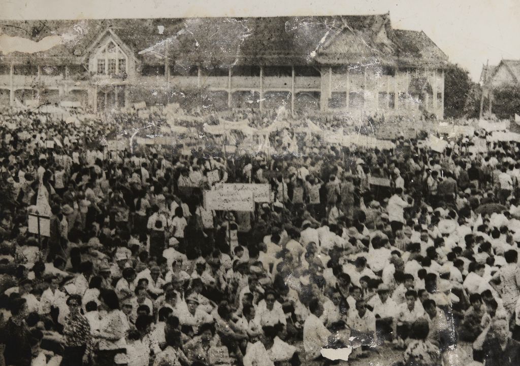 ໂຮມ​ຊຸມ​ນຸມ