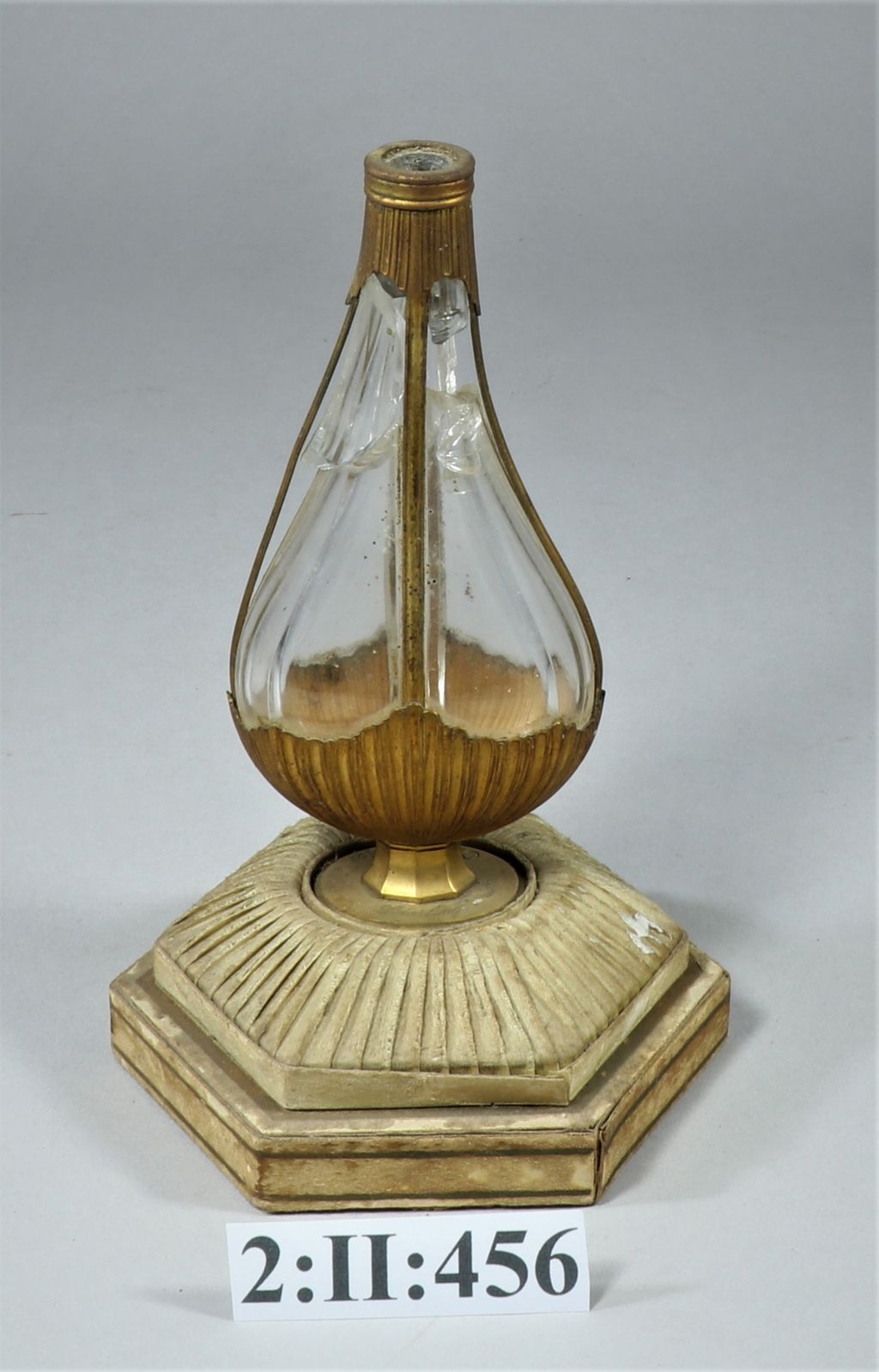 ແກ້ວໃສ່ນໍ້າຫອມ ( ເຮັດດ້ວຍທອງເຫຼືອງ ແລະ ແກ້ວ ).